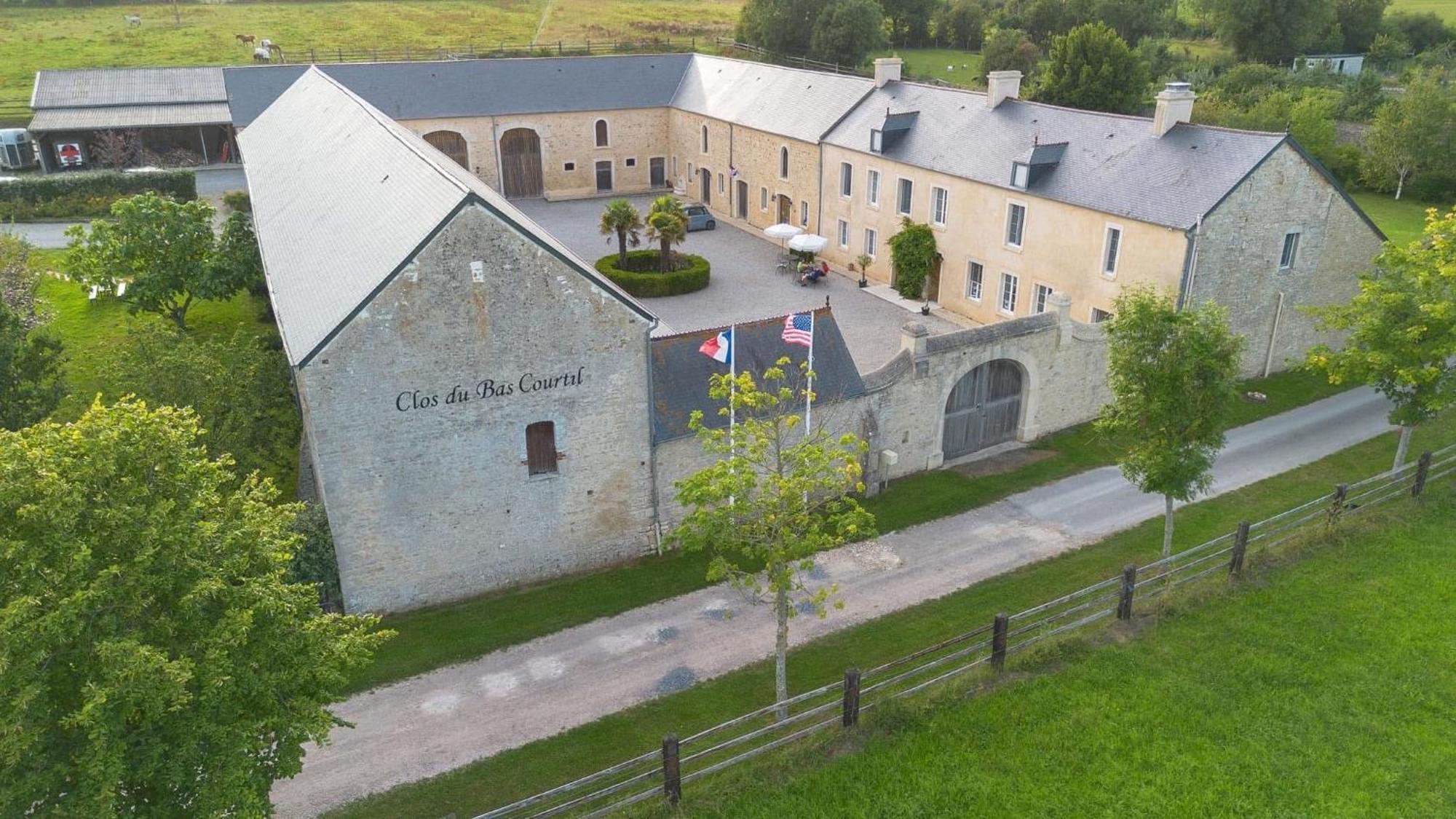 Le Clos Du Bas Courtil Guesthouse B&B Omaha Beach Osmanville ภายนอก รูปภาพ